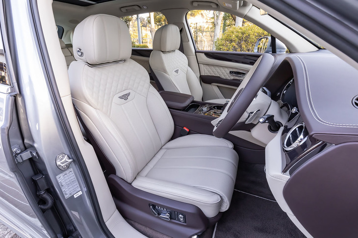 オプションの「マリナードライビングスペック」を選択すると、背もたれにベントレーのエンブレムが刺しゅうされたダイヤモンドキルト仕上げのシートが装備される。