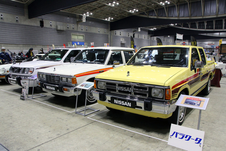 旧プリンスを含む日産系クラシック商用車のエキスパートであるバラクーダは、3世代の「ダットサン・トラック」のダブルピックアップを展示。手前からD21（1985年〜）、720（1979年〜）、D22（1997年〜）で、いずれもベースは国内モデルだが、エクステリアは輸出仕様、それも中東向け風に仕上げてある。そのこだわり具合は一見に値する。