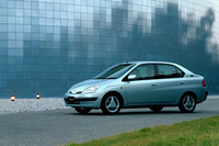 1997年に登場した初代「トヨタ・プリウス」。動力源にはニッケル水素電池が採用されていた。4代目となる現行モデルでも、一部のグレードにはニッケル水素電池が搭載されている。