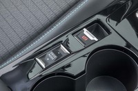 走行モードのセレクター（写真中央）は、電動パーキングブレーキのスイッチ（同右上）とともにセンターコンソールに並ぶ。
