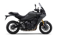 シート高は従来モデル比で40mm低い810mmに。ハンドルバーやメインシートのポジションは2段階に調節できる（シートをハイポジションにした場合のシート高は825mm）。