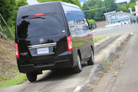 波状路の路面は、おおむね右前輪が凸面となる場合は左前輪は凹面、右後輪は凹面、左後輪は凸面と、常に車体をねじる形で入力がかかるよう計算されている。