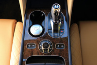 シャシーのセットアップはセンターコンソール（シフトセレクターの手前）に配置された「ドライブダイナミクスコントロール」のロータリースイッチで行う。