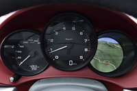 中央に「Spyder」のロゴ入りエンジン回転計が配置されたメーターパネル。高回転型パワーユニットの搭載を示すように、レッドゾーンは8000rpmから始まる。