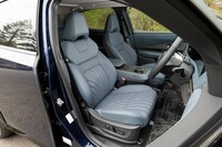 ナッパレザーシートは電動調整機能やベンチレーターなどとのセットオプション。標準は合皮とスエード調のコンビ表皮で、ブラックとホワイトから選べる。