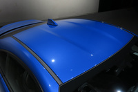 アルミ製のルーフは、2kgの軽量化に加えて、重心の低減にも寄与する。