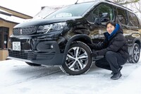 「リフター」に装着された「シンクロウェザー」と、神戸アレックさん。