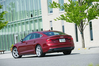 新型「アウディA5」シリーズは、2017年4月に日本市場への導入が発表された。今回の試乗車は、リアに向かってなだらかに下るルーフラインが特徴的な「スポーツバック」。従来型ではA5シリーズの販売台数の8割を占めていたという。