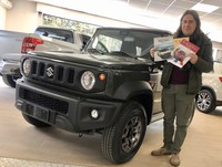 イタリア・シエナのスズキ販売店で営業スタッフを務めるジャンニ氏と4代目である現行型「ジムニー」。2019年3月、筆者が日本の「ラパン」など欧州未発売スズキ車のカタログを進呈したときのスナップである。