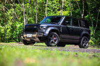 「ランドローバー・ディフェンダー」の2021年モデルで登場した最上級グレード「X」は、ロングホイールベース車「110」のディーゼルエンジン搭載車にのみ設定される。車両本体価格は1171万円で、シリーズ中もっとも高価なプライスタグを下げる。