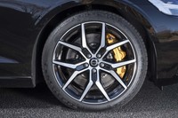 フロントにはブレンボ製のブレーキシステムを装備。371mm径のディスクと対向6ピストンのキャリパーに加えて、ブレーキホースも専用品に換装される。