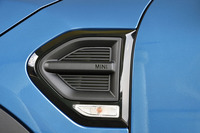 フロントホイールアーチの後方にある“サイドスカットル”。新型ではより凝ったデザインに変更された。