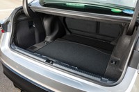 トランクルームには、ハイブリッド車（写真）であればゴルフバッグが2個、ガソリンエンジン車では3個収納可能。トランクリッドや前後ドアはマイナーチェンジで軽量化され、走行時の慣性モーメント低減が図られている。