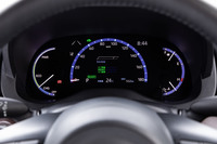 「ハイブリッドZ」グレードは、7インチ液晶＋オプティトロンメーターを標準装備。写真は「エコジャッジ」と呼ばれる、燃費面から走行状況が分析・判定されるモードを表示した様子。