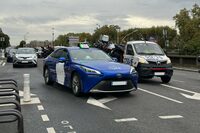 「トヨタ・ミライ」のタクシー。トヨタも参画して2015年に設立されたパリの水素タクシー会社、ハイプが運営している。2024年以内にイル＝ド＝フランス地域圏だけでも700台達成という強気の目標をたてている。