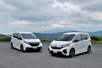 マイナーチェンジ前後の「フリード モデューロX」を並べてみる。最新モデル（写真右）のデザインコンセプトは「シャープ＆クール／エモーショナル／洗練」だ。