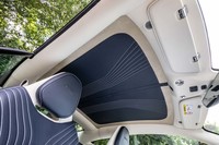 ルーフライニングもシートやドアトリムと同じ素材、デザインが選べる。試乗車は「コンテンポラリー」というツートンデザインがチョイスされていた。