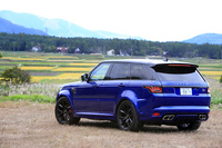 2018年モデルとして、同年4月に受注を開始した「レンジローバー スポーツSVR」。スイッチを触ることなくパノラミックサンルーフのブラインド開閉ができる「ジェスチャールーフブラインド」がオプション設定されている。