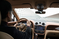 高速道路で京都に向かう。可変シリンダー機構が働いてW12→V6になったりしていたはずなのだが、その変化はまったく感知できなかった。