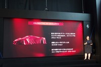 発表会のステージで「F8トリブート」を紹介した、フェラーリ極東中東エリア・ヘッドオブコミュニケーションズのリン・ウィピン氏。