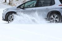 積雪路でも、スタート時に深くアクセルを踏み込むような操作をしなければ挙動を乱すようなことはない。横滑り防止装置などの備わる現代のクルマとの組み合わなら、十分な性能を備えていると言えるだろう。