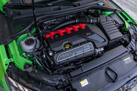 2.5リッター直列5気筒ターボエンジンの最高出力は先代と同じ400PSながら、最大トルクは20N・m増しの500N・mを発生。0-100km/hの加速タイムは3.8秒。欧州仕様車の場合、速度リミッターで制限される250km/hの最高速度は、「RSダイナミックパッケージ」と「セラミックブレーキ」のオプション装着により、290km/hまで引き上げが可能だ。