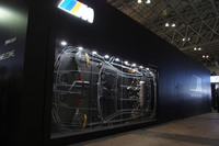 ブース受付の裏手にある巨大なジオラマ。