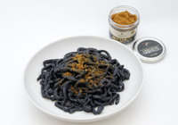 ヴァスコさんの店で販売されているボラのからすみを、シエナ風の太麺ピチ・イカスミ風味にかけて食す。