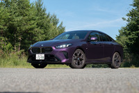日本では2025年3月に発売された2代目「BMW 2シリーズ グランクーペ」。今回の試乗車はマイルドハイブリッドの2リッターディーゼルエンジンを搭載した「220dグランクーペMスポーツ」。