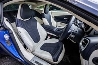 「AMR」のロゴの入ったヘッドレスト一体式のフロントシート。試乗車には、オプションのベンチレーション機能が備わっていた。