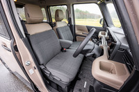 全グレードでフロントシートヒーターを標準装備とした新型「デリカミニ」。運転席の着座位置は競合モデルよりも40mm高く設定され、ドライバーとステアリングホイールの距離を短縮して大柄な人でもきちんとした運転姿勢をとれるように改良している。今回のドライブでも、見晴らしのよさを実感した。