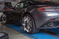 タイヤとクルマが本来の性能を発揮できるホイールアライメント調整もおすすめしている。