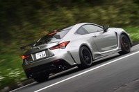 「RC F“パフォーマンスパッケージ”」は、カーボンセラミックディスクブレーキを採用。一台あたり22kgもの“バネ下重量”低減を実現した。