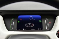 メーターパネルは7インチの液晶タイプ。表面部分に反射しづらい素材を採用することでバイザーを廃しているのが特徴だ。