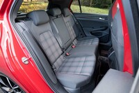 ボディーサイズに比して後席空間が広いのは「ゴルフ」ならではの美点。エアコン吹き出し口も完備。