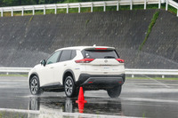 「プライマシーSUV＋」の新品と残溝が2mmのタイヤで制動比較テストを行った。使用した車両は「日産エクストレイル」で、装着サイズは235/60R18。写真は新品のプライマシーSUV＋を履いた車両。