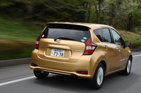 走行中の快適性を高めるべく、車体の前後に遮音対策が施された「ノートe-POWER」。上級グレード「メダリスト」では、肉厚のドアガラスや追加的な吸音材を採用するなど、一段と静粛性の向上が図られている。