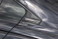 Cピラー部のエンブレム。