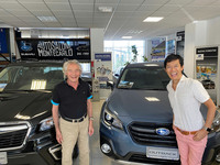 ニコロ・マージ氏（写真左）は、スバル車の販売を開始する前の数年間、日産車を扱っていた。2020年8月に撮影。