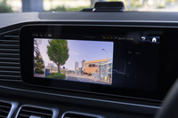 「MBUX」にはARナビゲーションが標準装備になった。交差点付近になると実際の映像上に進むべき方向が映し出される。