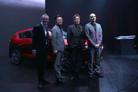 諌山慎一チーフデザイナー（左から2人目）と前田育男常務執行役員（同3人目）。