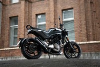 “黒い矢”を意味する「スヴァルトピレン」。250ccクラスのエンジンを搭載した今回のモデルは、2020年4月に発表された。