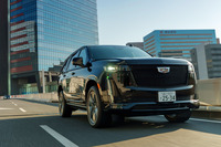 SUVのショーファーカーといえば、アメリカの「キャデラック・エスカレード」や「リンカーン・ナビゲーター」が嚆矢（こうし）となったジャンルだ。今日ではメルセデス・ベンツやレンジローバーなど、名だたるブランドがそれを想定した製品を投入している。