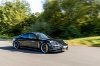 サスペンションはフロントがダブルウイッシュボーン式でリアがマルチリンク式となる。