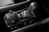 マツダでは2012年に登場した初代「CX-5」以来、自社製の2ペダル車（商用車と「ロードスター」は除く）には自社開発のトルコン式6段AT「スカイアクティブドライブ」を採用している。