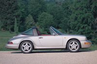 964型「911カレラ4」は、ポルシェが量産モデルとして販売した4WD車の第1号である。（写真は「911カレラ2タルガ」）