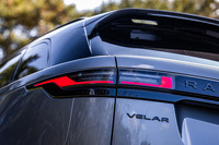 リアセクションではバンパーやテールランプデザインをリニューアル。今回の試乗車では「ブラックエクステリアパック」やブラックの「コントラストルーフ」、プライバシーガラスといった外装にさらに個性をプラスするオプションアイテムが選択されていた。