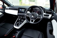 ブラック＆ホワイトのコントラストが印象的なインテリア。各所にはソフトな素材があしらわれており、上質感に満ちている。