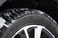 季節に応じた履き替えなしに、一年を通じて使用できるオールシーズンタイヤの「グッドイヤー・ベクター4シーズンズ」。日本では国内生産品の「ベクター4シーズンズ ハイブリッド」が販売されている。