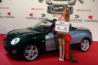 着せ替えるクルマ「コペン」、DRESS-FORMATIONの発表会場から